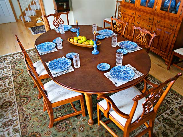 Dining table without table extender pad, places set for six
